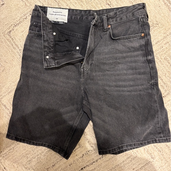 Mens H&M black denim relaxed fit jorts Jean shorts size 32. - Picture 1 of 2